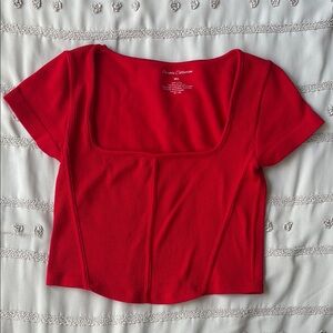 Vibrant Red Crop Top with Fitted Design and Short Sleeves